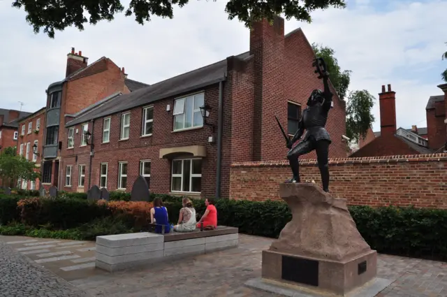 King Richard III statue