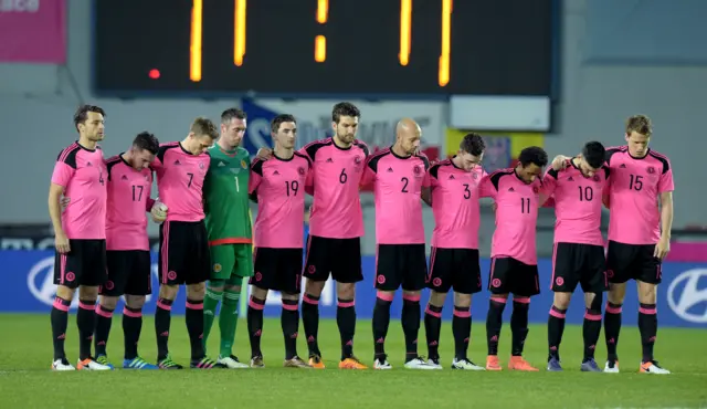 The Scotland players show their respects to the late Johan Cruyff, who has died aged 68.