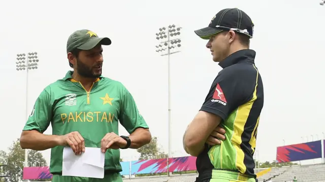 Shahid Afridi talks to Steve Smith