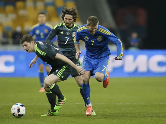 Ben Davies challenges Andriy Yarmalenko