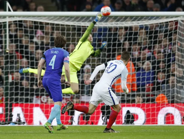 Jamie Vardy shoots from distance