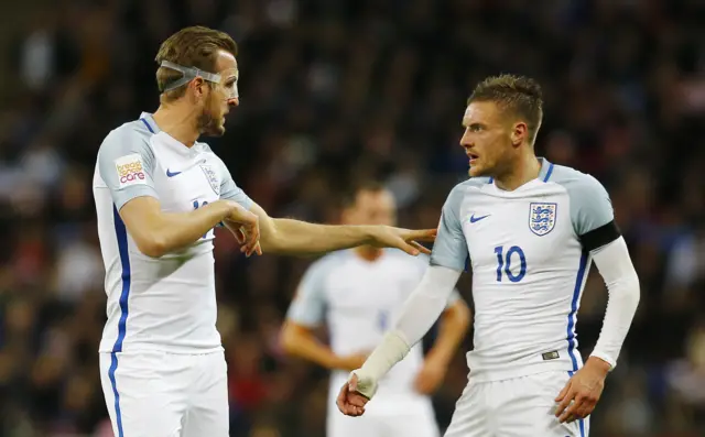 Harry Kane talks to Jamie Vardy