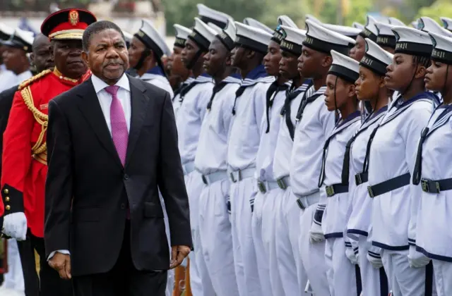 Zanzibar"s newly-elected President Ali Mohamed Shein (L) reviews a guard of hounour at his swaering-in ceremony in Stone Town