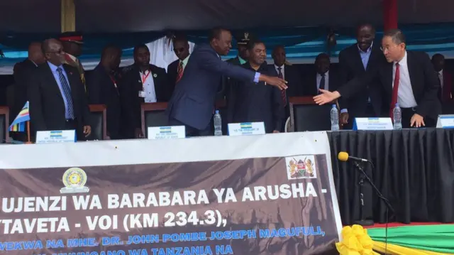 President Magufuli (L), Uhuru Kenyatta (C) at the ceremony in Arusha