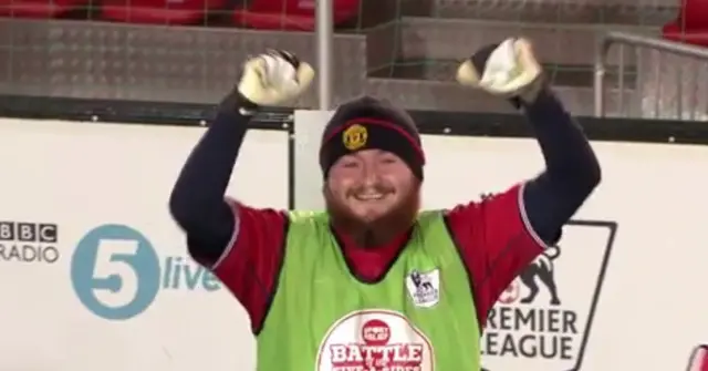Bearded goalkeeper in five-a-side match, causing much talk on Twitter