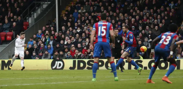 Alberto Moreno hits the post