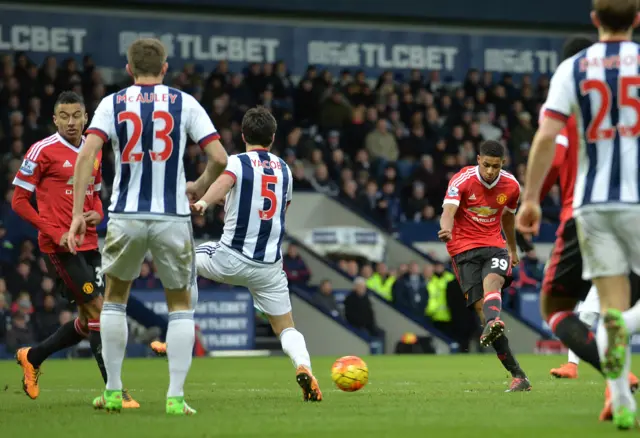 Marcus Rashford goes close for Man Utd