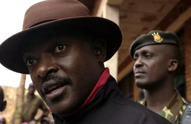 Burundian President, Pierre Nkurunziza talks to prisoners of the Ngozi Prison 23 February 2006 during his visit to northern Burundi