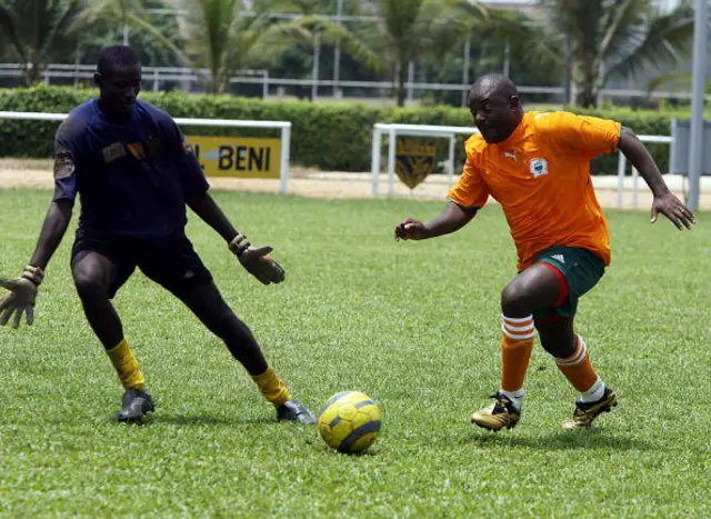 Burundian President Pierre Nkurunziza (R) passes a goalkeeper during a training match with students at the ASEC Mimosas Academy in Abidjan 26 February 2007