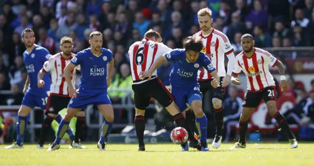 Lee Cattermole fights for the ball