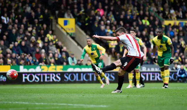 Fabio Borini of Sunderland scores