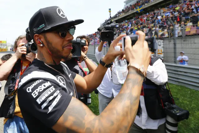 Lewis Hamilton photographs the Chinese fans