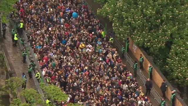 Crowds on Magdalen Bridge