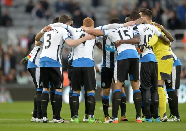 Newcastle United huddle before the Man City match