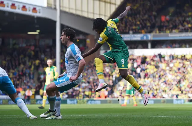 Dieumerci Mbokani scores