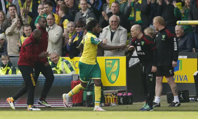 Dieumerci Mbokani celebrates