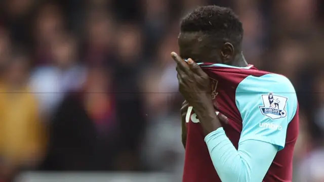 Cheikhou Kouyate, West Ham, is sent off