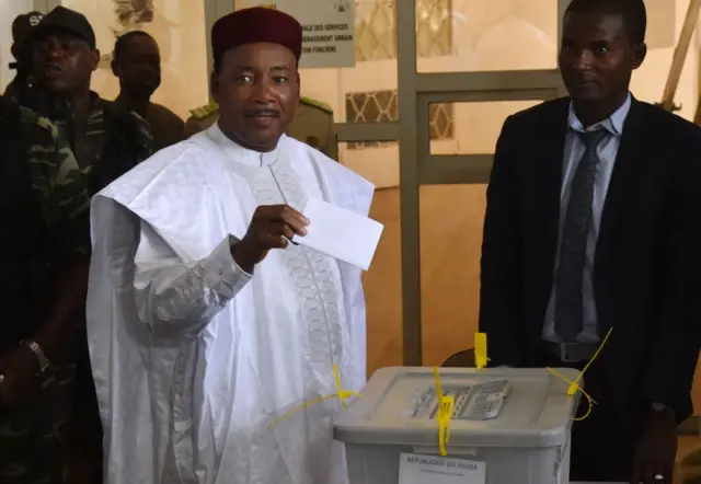 Mahamadou Issoufou preparing to cast his ballot at the city hall in Niamey