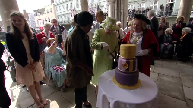 Queen cuts cake