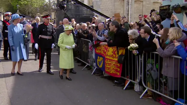 Queen meets crowds