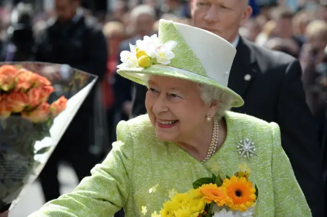 Queen meets crowds in Windsor