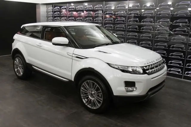 White Range Rover Evoque