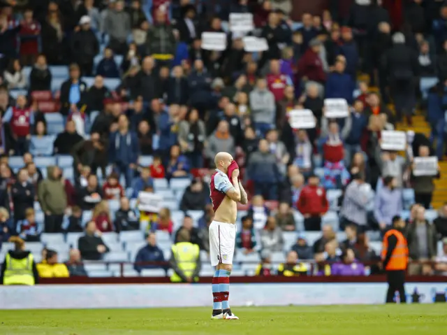 Alan Hutton looks dejected