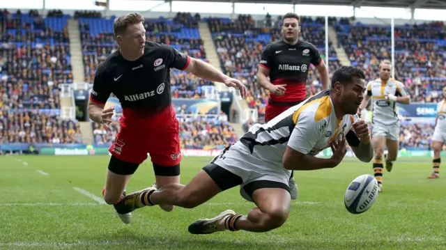 Frank Halai drops the ball after Chris Ashton's nudge