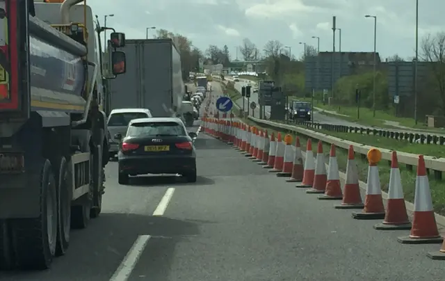 Traffic approaching Wolvercote roundabout