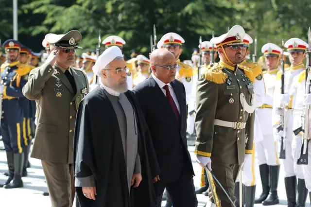 Iranian President Hassan Rouhani (L) welcomes his South African counterpart Jacob Zuma (C), during a welcome ceremony at the presidential palace in Tehran, Iran, 24 April 2016.