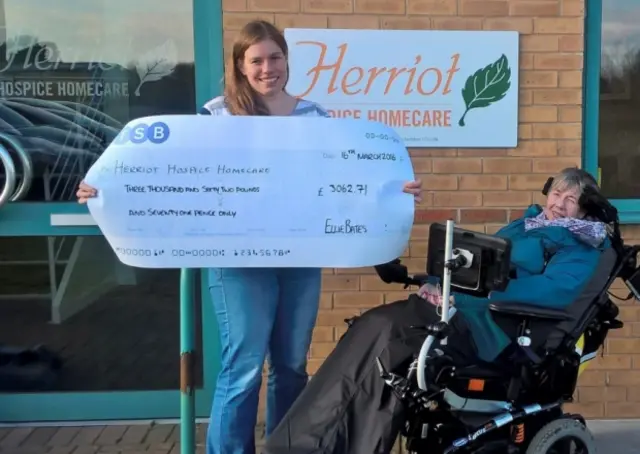 Ellie Bates helped raise £4,000 for a hospice charity that provides therapy for her mum Wendy