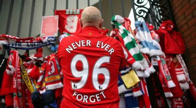 Liverpool fan at Shankly gates