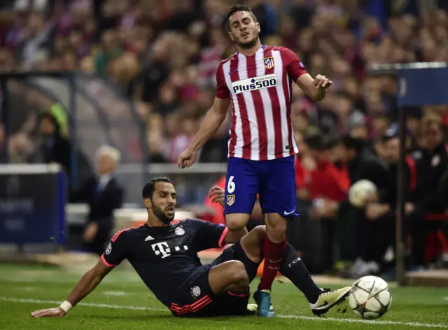 Mehdi Benatia fouls Koke