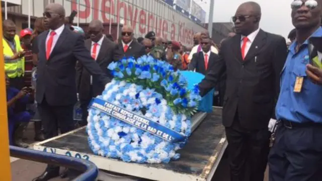 Coffin of Papa Wemba with wreath on it