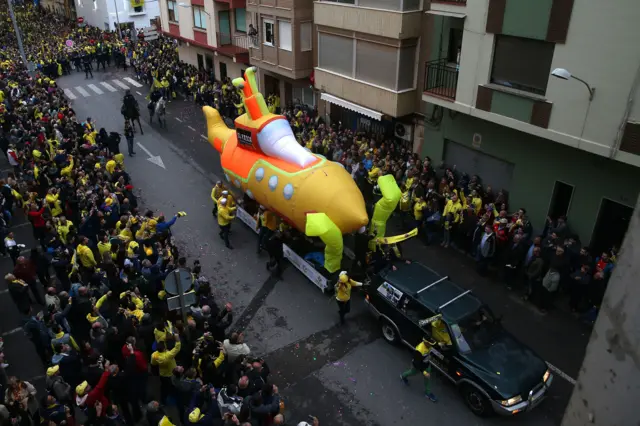 An inflatable yellow submarine is paraded behind the Villarreal team bus