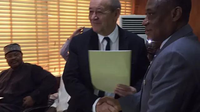 French Defence Minister Jean-Yves Le Drian (L) and Nigerian Defence Minister Mansur Dan Ali (R)