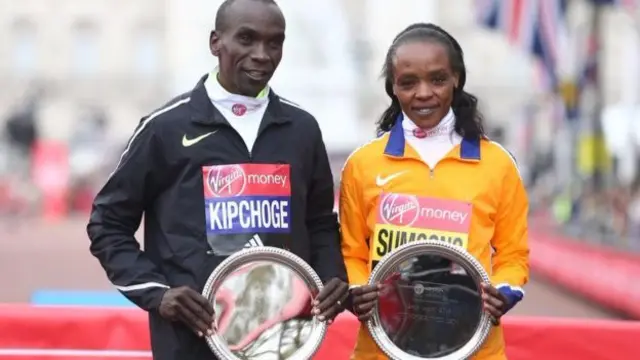 Kenyans Eliud Kipchoge (L) and Jemima Sumgong pose after winning the 2016 London Marathon