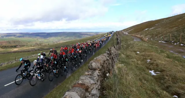 Peloton after the Cote de Greenhow Hill near Settle