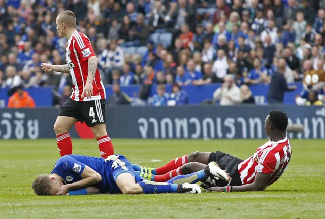 Victor Wanyama fouls Jamie Vardy ahead of Fouling Riyad Mahrez