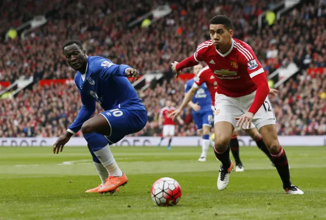 Romelu Lukaku challenges Chris Smalling