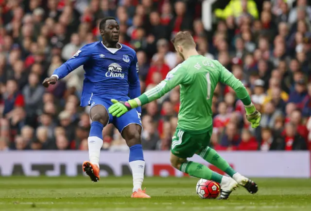 Romelu Lukaku has an effort saved by David de Gea