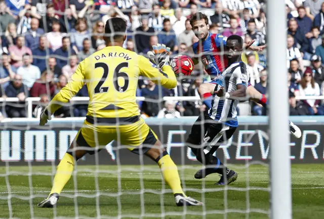 Yohan Cabaye shoots