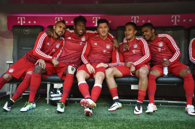 Arturo Vidal, David Alaba, Robert Lewandowski, Thiago Alcantara and Douglas Costa of Bayern Munich