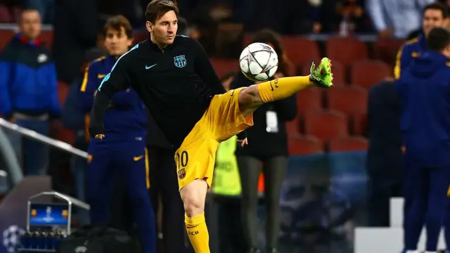 Lionel Messi of FC Barcelona warms up