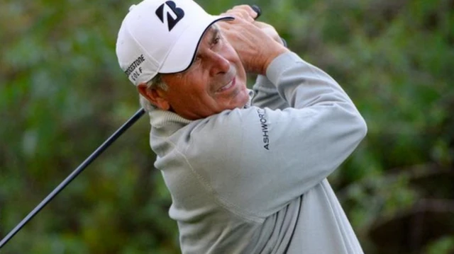 Fred Couples swinging