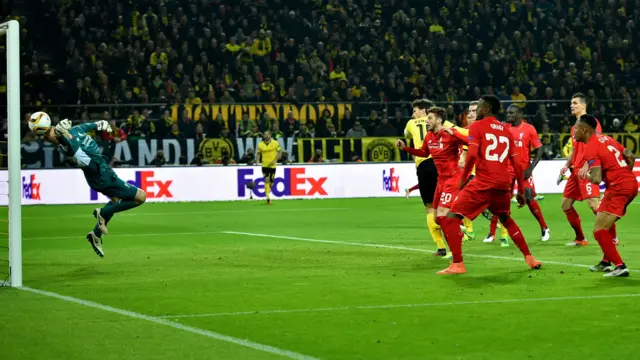 Mats Hummels scores