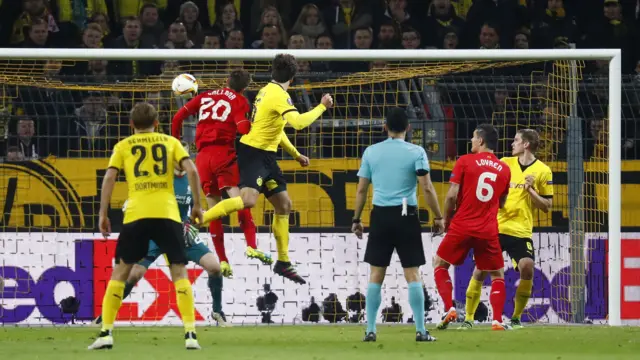 Mats Hummels scores