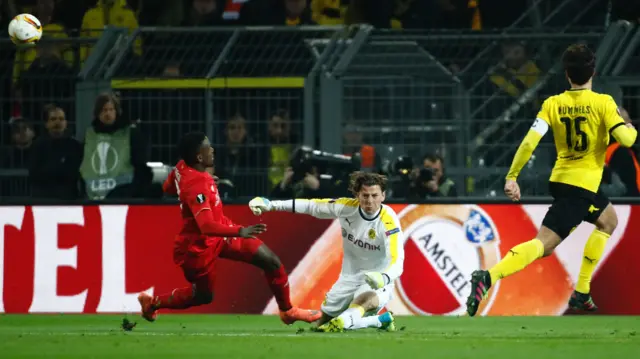 Divock Origi collides with Roman Weidenfeller