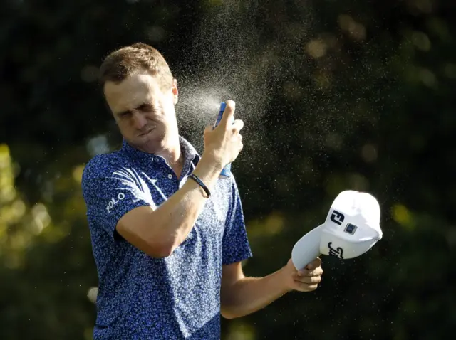 Spieth sprays sunscreen