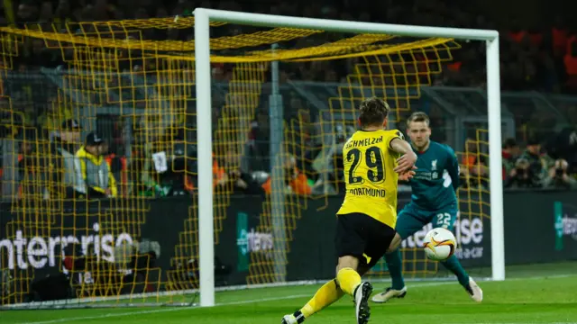 Marcel Schmelzer crosses the ball